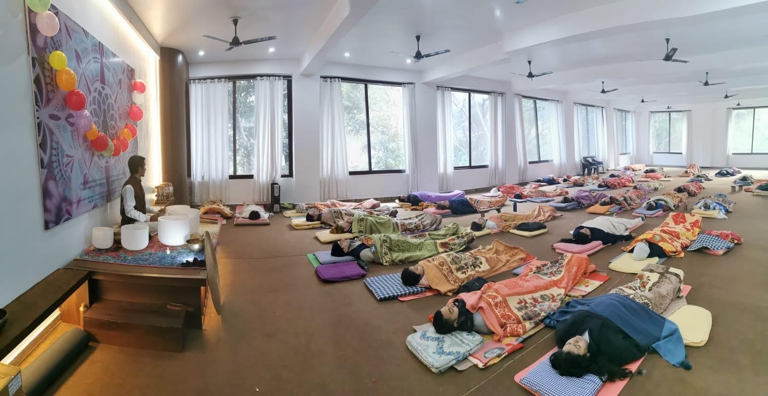 A spacious group sound healing session
